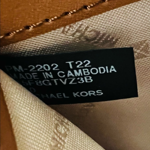 Michael Kors Jet Set Travel Large Three Quarter Zip Wallet - Picture 12 of 15